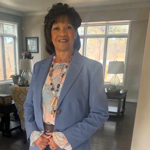 Meet your Posher, Debbie - Picture 2 of 7